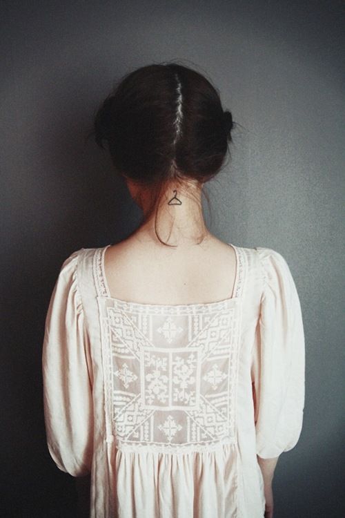 35+ Simple And Beautiful Back of Neck Tattoos Designs for Inspiration ...